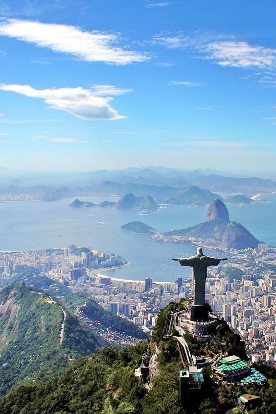 Вид на статую Христа Искупителя и побережье Рио-де-Жанейро
