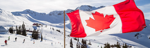 Флаг Канады на фоне заснеженных гор