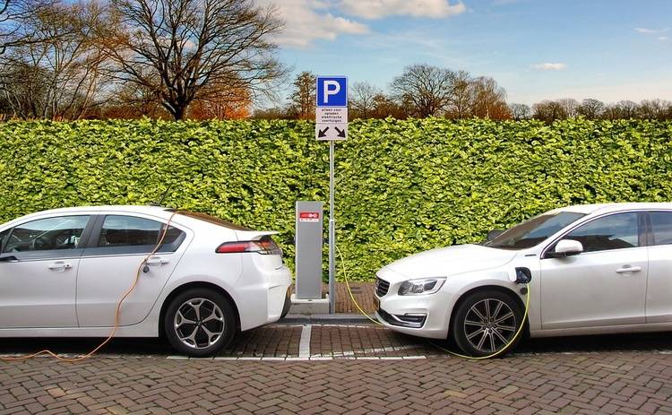 Электромобиль на зарядке