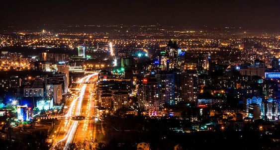 Ночной Алматы и автомобильное движение