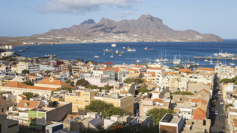 Вид на побережье и город в Кабо-Верде