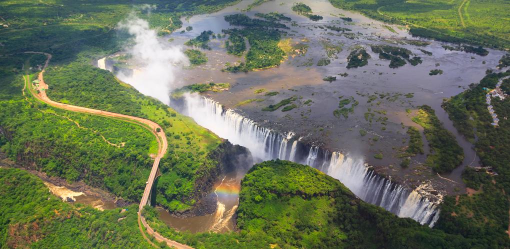Величественный водопад Виктория в Зимбабве
